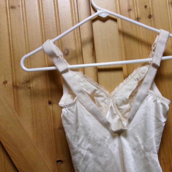 Vtg One piece shaper Underscore 34 B ivory lace bodice and legs - Picture 5 of 6